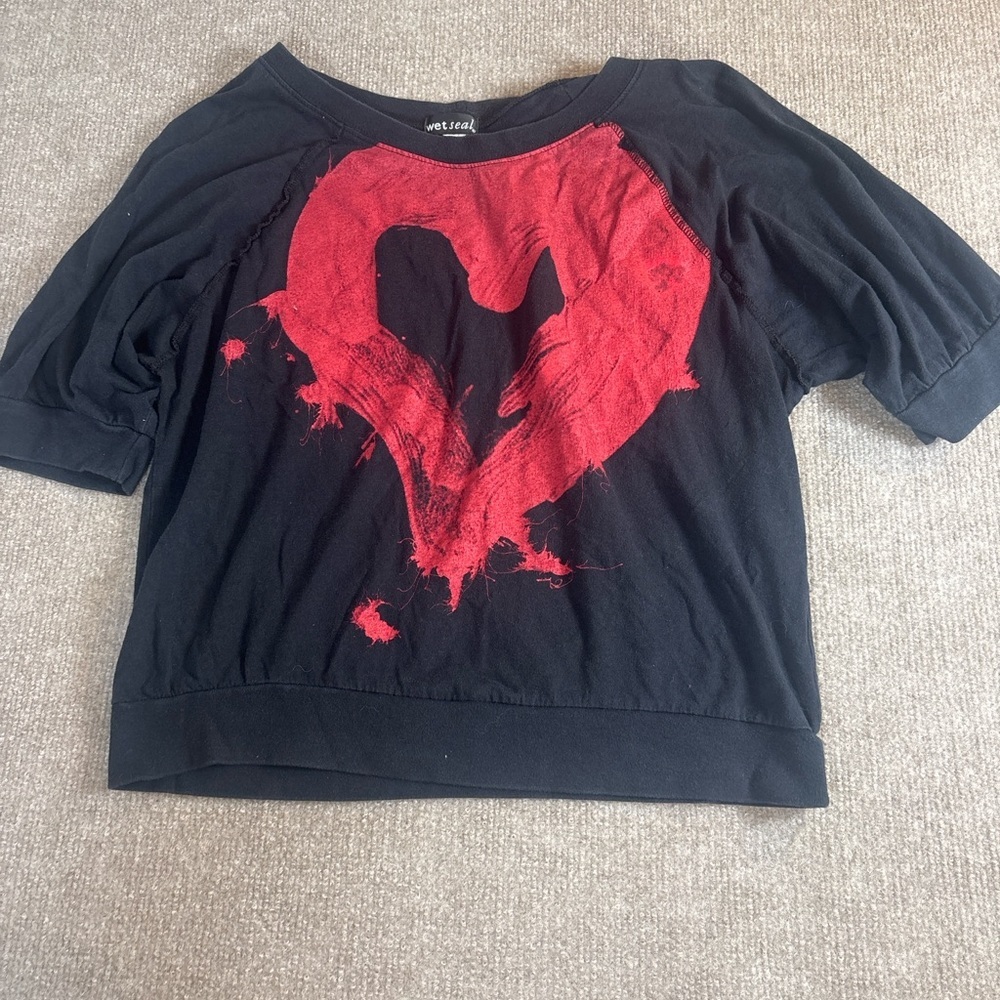Wet Seal Black & Red Heart Graphic Top
Size: Estimated Women’s M/L  1105